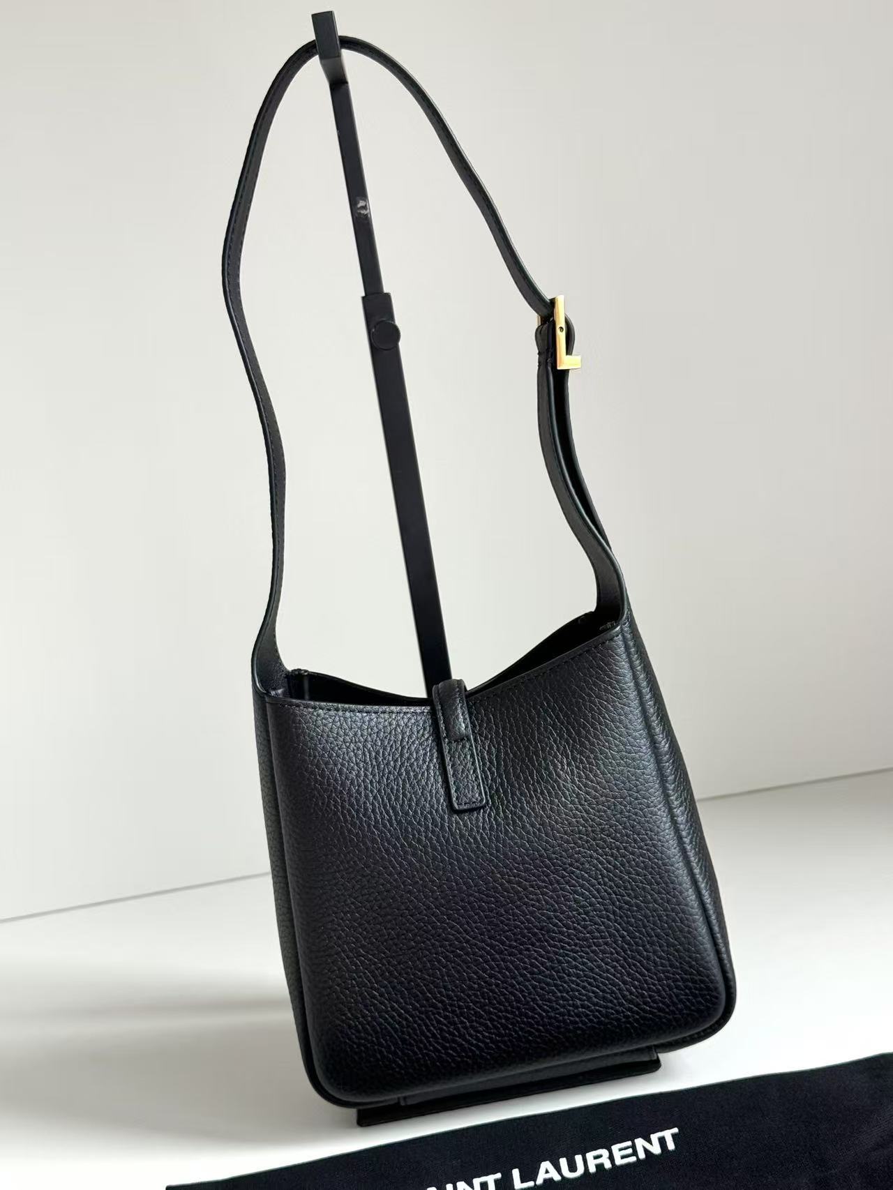 Saint Laurent サンローラン  LE 5 À 7 ソフト ベビー（グレインレザー）