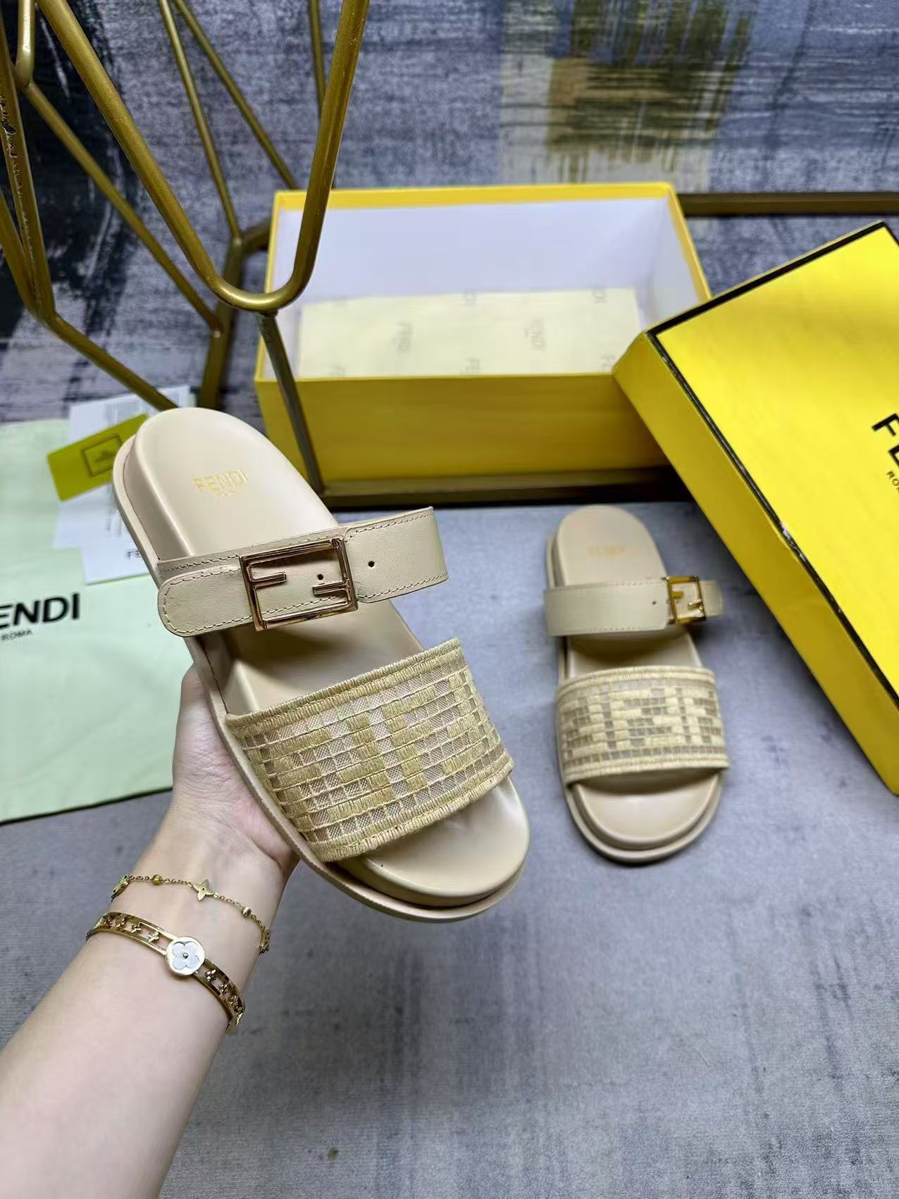 Fendi フェンディ フィール メッシュサンダル ラフィアヤシ製FF刺繍入り