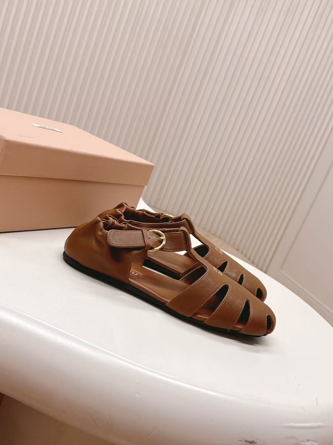 miumiu ルーシュ ナッパレザー フィッシャーマンズサンダル