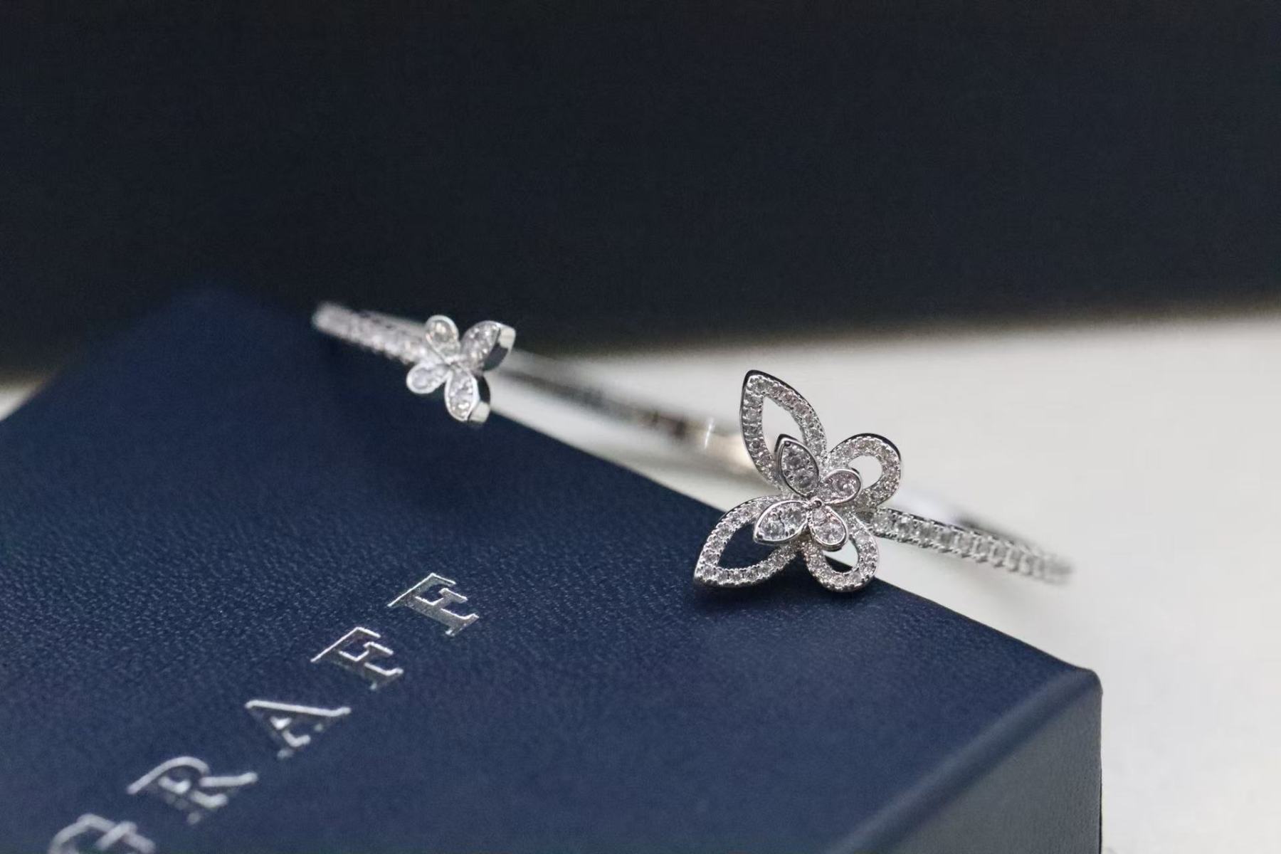 Graff バタフライ シルエット オープン ダイヤモンド バングル