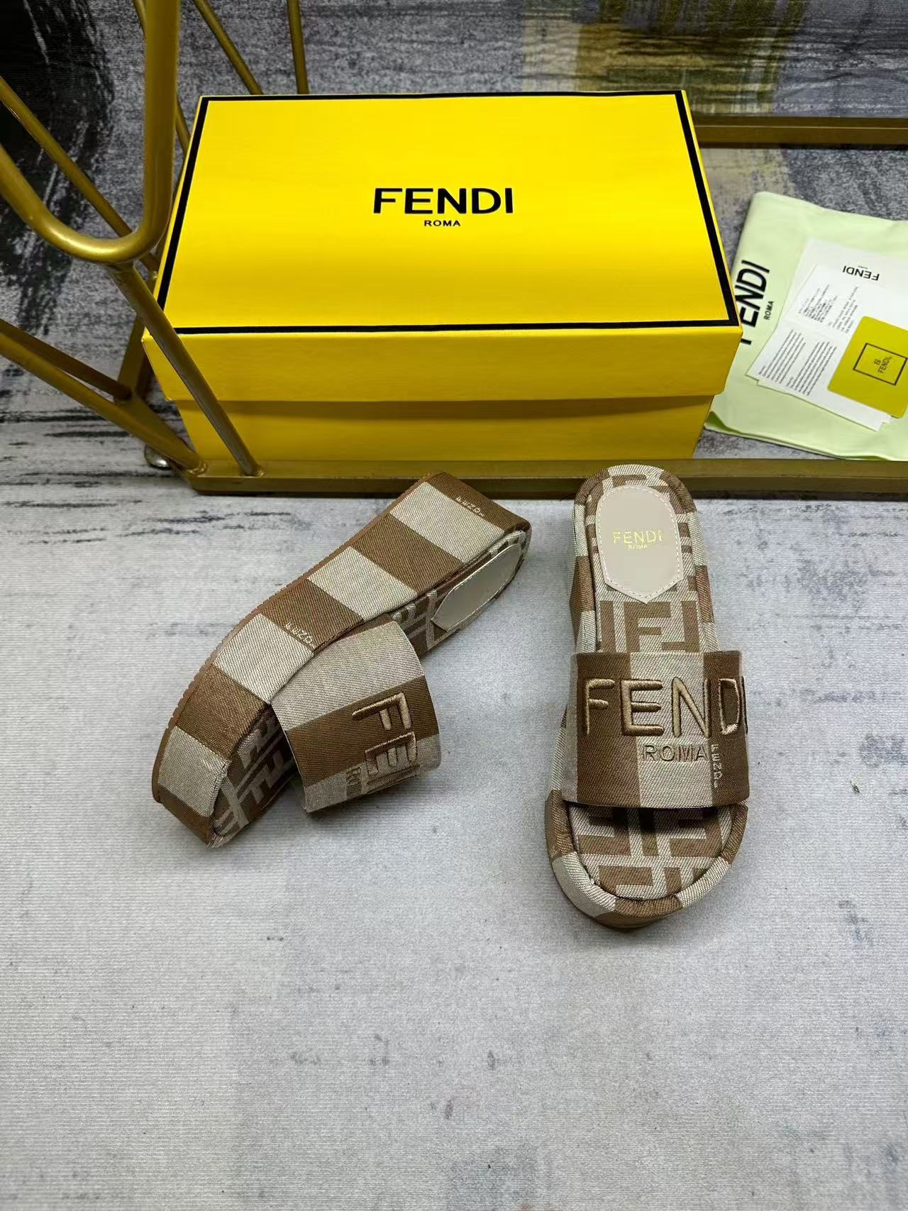 Fendi フェンディ サンシャイン ダブグレー デニム調ジャカード フラットフォームサンダル