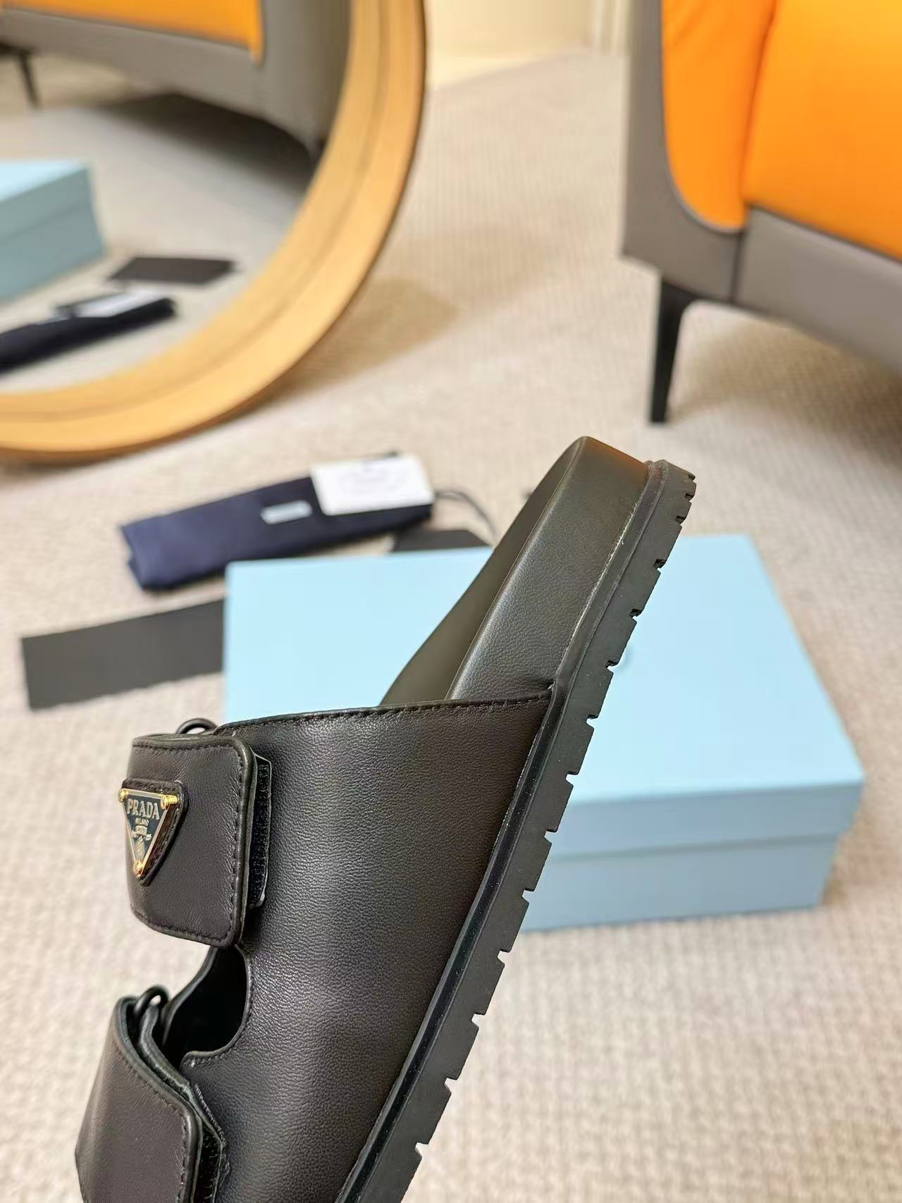 Prada ナッパレザー スライドサンダル