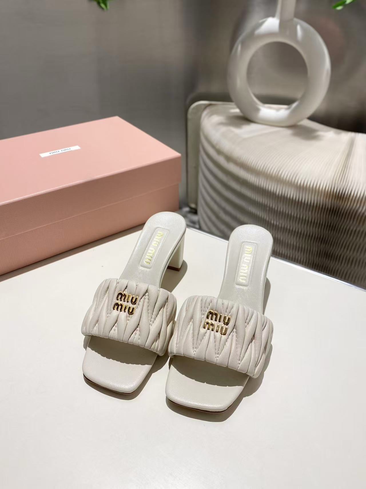 miumiu マテラッセレザー スライドサンダル