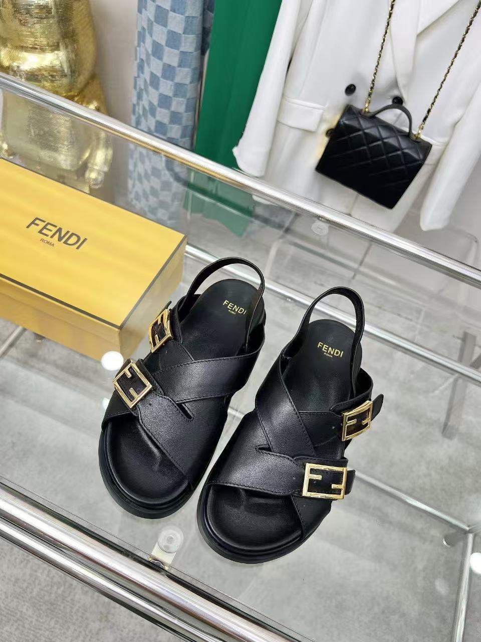 Fendi フェンディ フィール ブラックレザー スライド