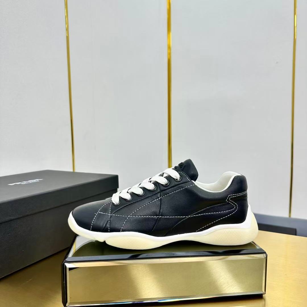 Prada ナッパレザー スニーカー