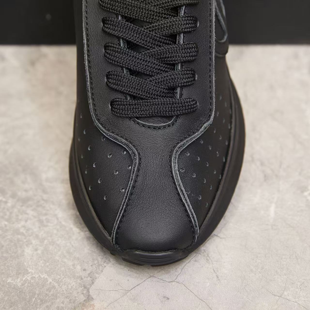 CHANEL 2024/25年 クルーズ コレクション ショー  スニーカー