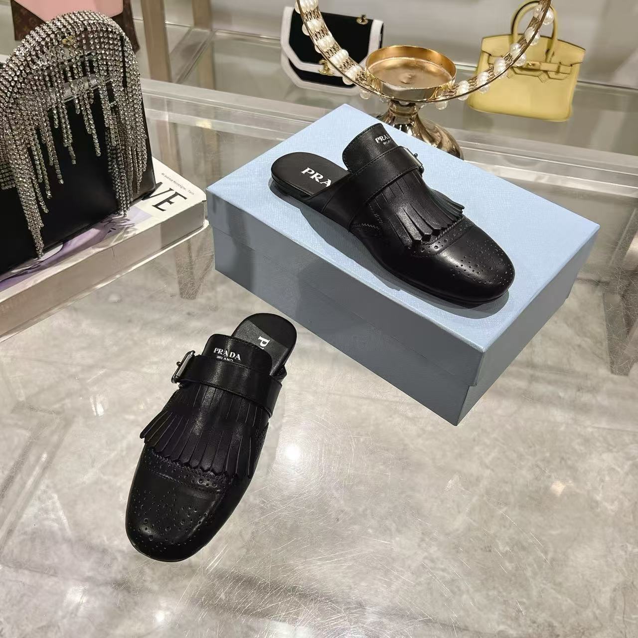 Prada プラダ シャッフル バックルストラップ & フリンジ付 アンティークレザー ミュール