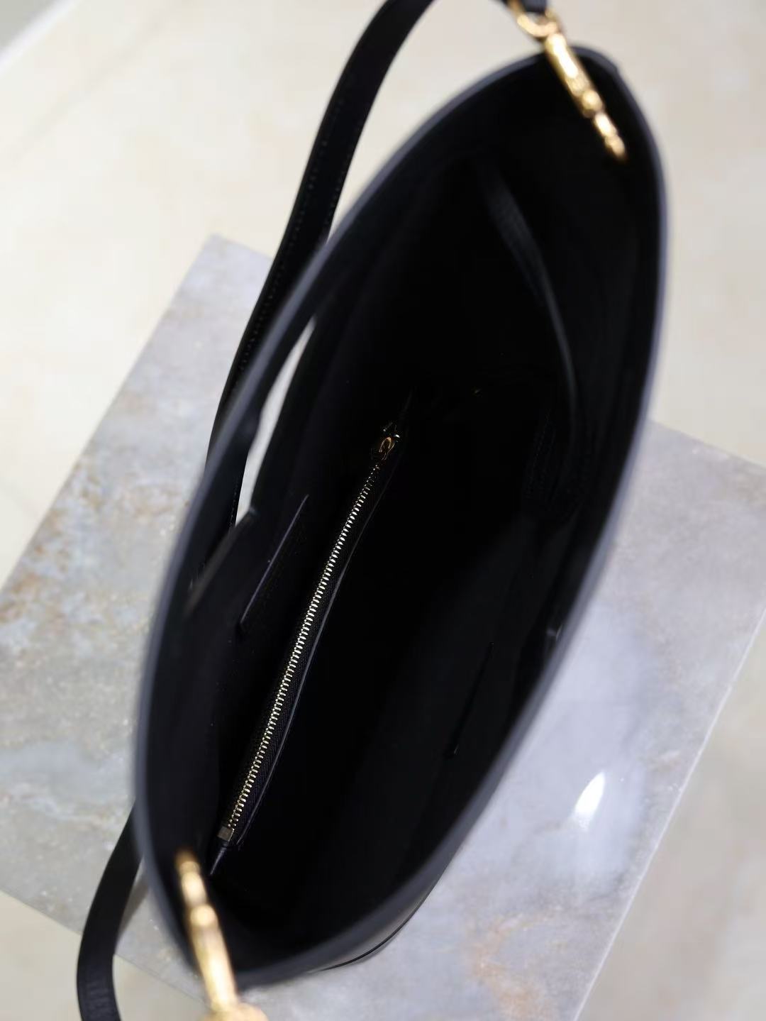 Saint Laurent サンローラン  Y スモールバケット（レザー）