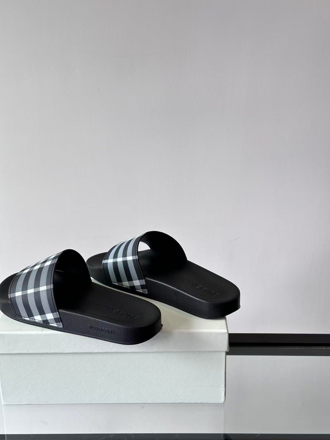 Burberry チェック スライド