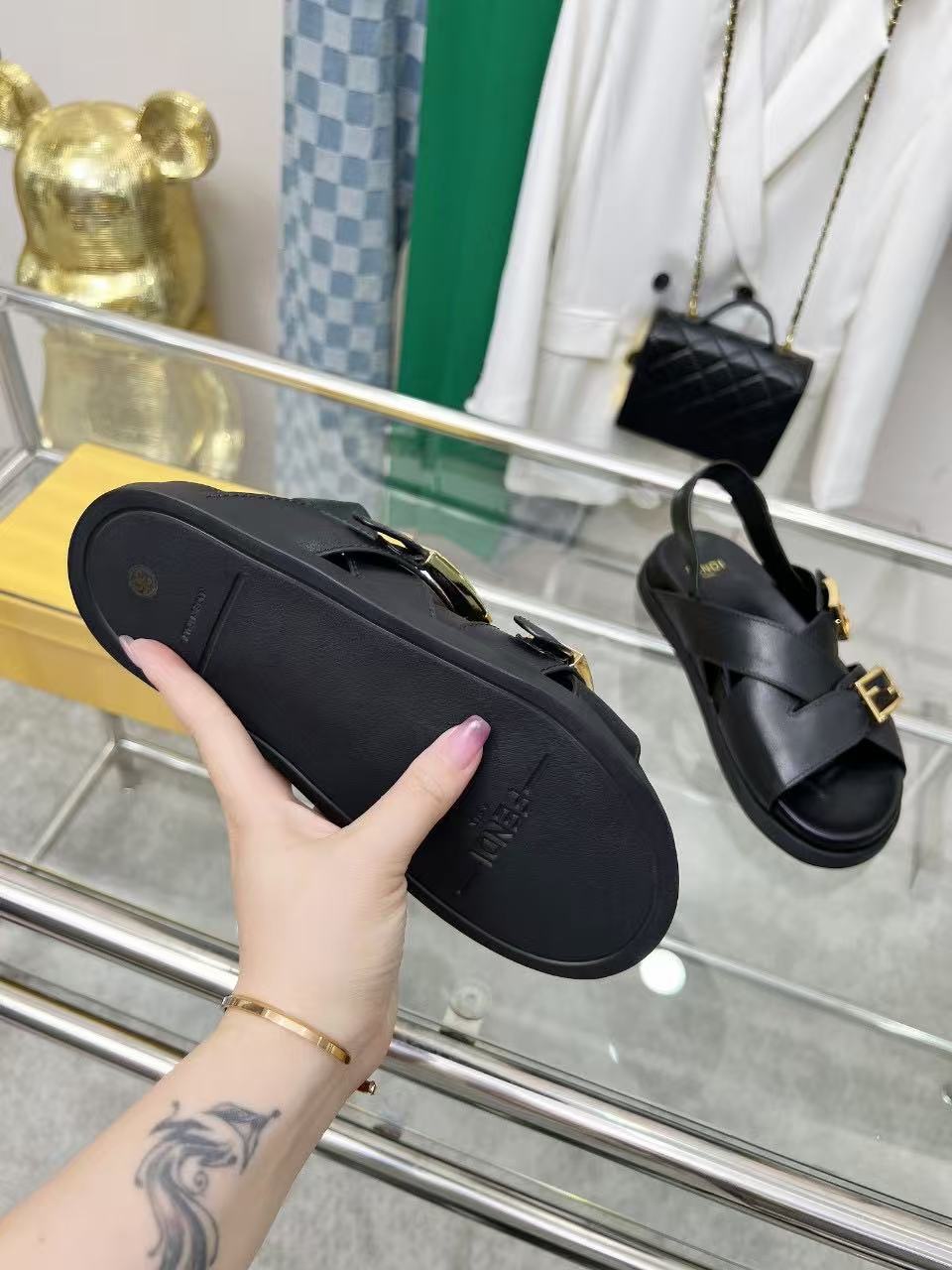 Fendi フェンディ フィール ブラックレザー スライド