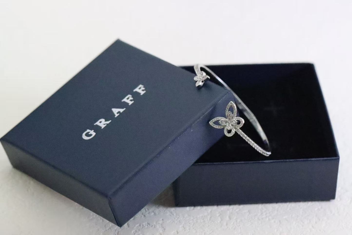 Graff バタフライ シルエット オープン ダイヤモンド バングル