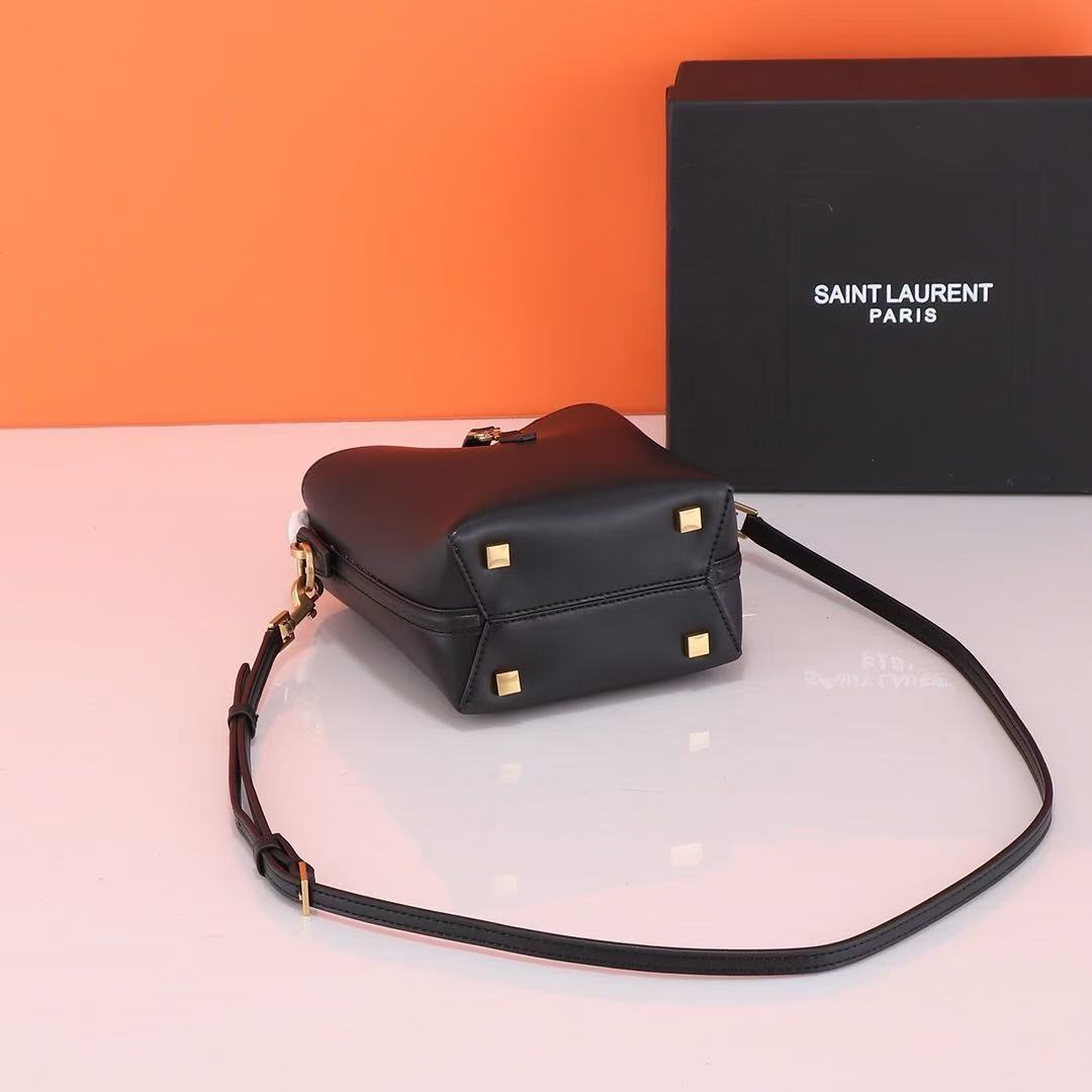 Saint Laurent サンローラン  LE 37 ミニ（シャイニーレザー）