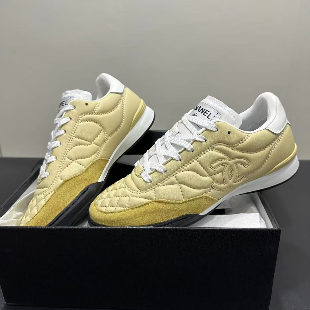 CHANEL シャイニー カーフスキン カーフスキン & スエード カーフスキン  ライトイエロー & ホワイト