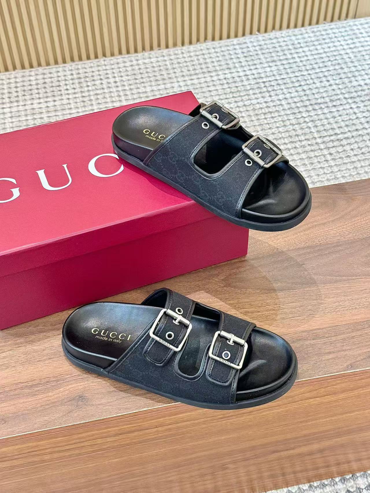 GUCCI バックル付き メンズ スライドサンダル