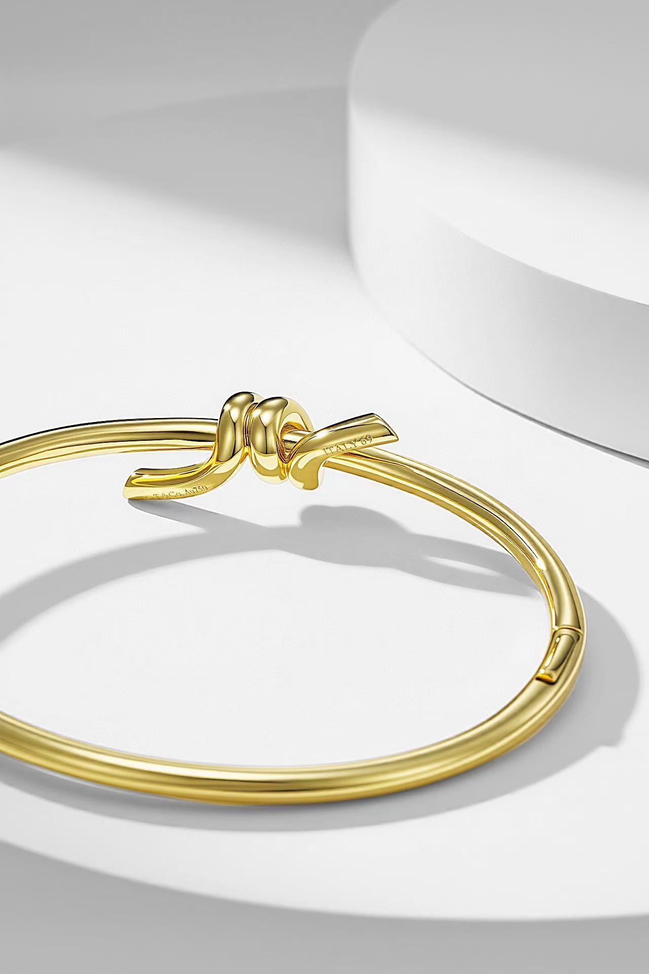 ティファニー ノット ワイヤー バングル イエローゴールド