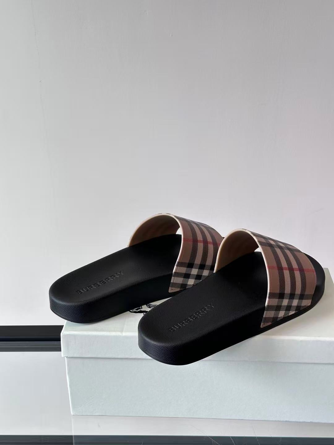 Burberry チェック スライド