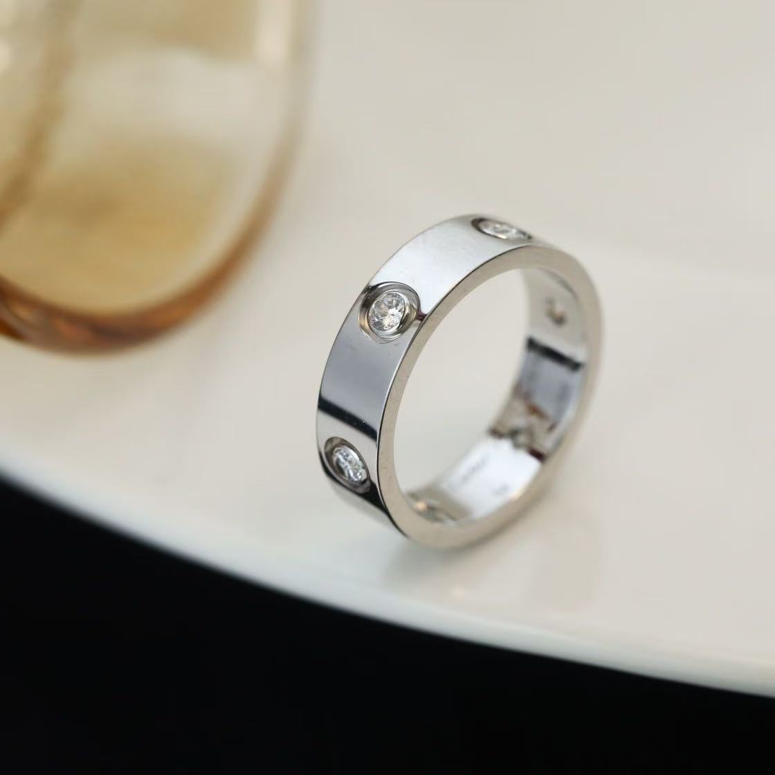 Cartier Love リング、スモールモデル、ダイヤモンド8石