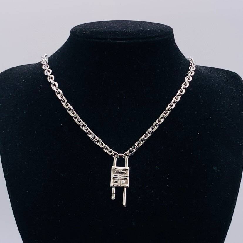 GIVENCHYジバンシィ/クリスタルメタル製小型ロックネックレス