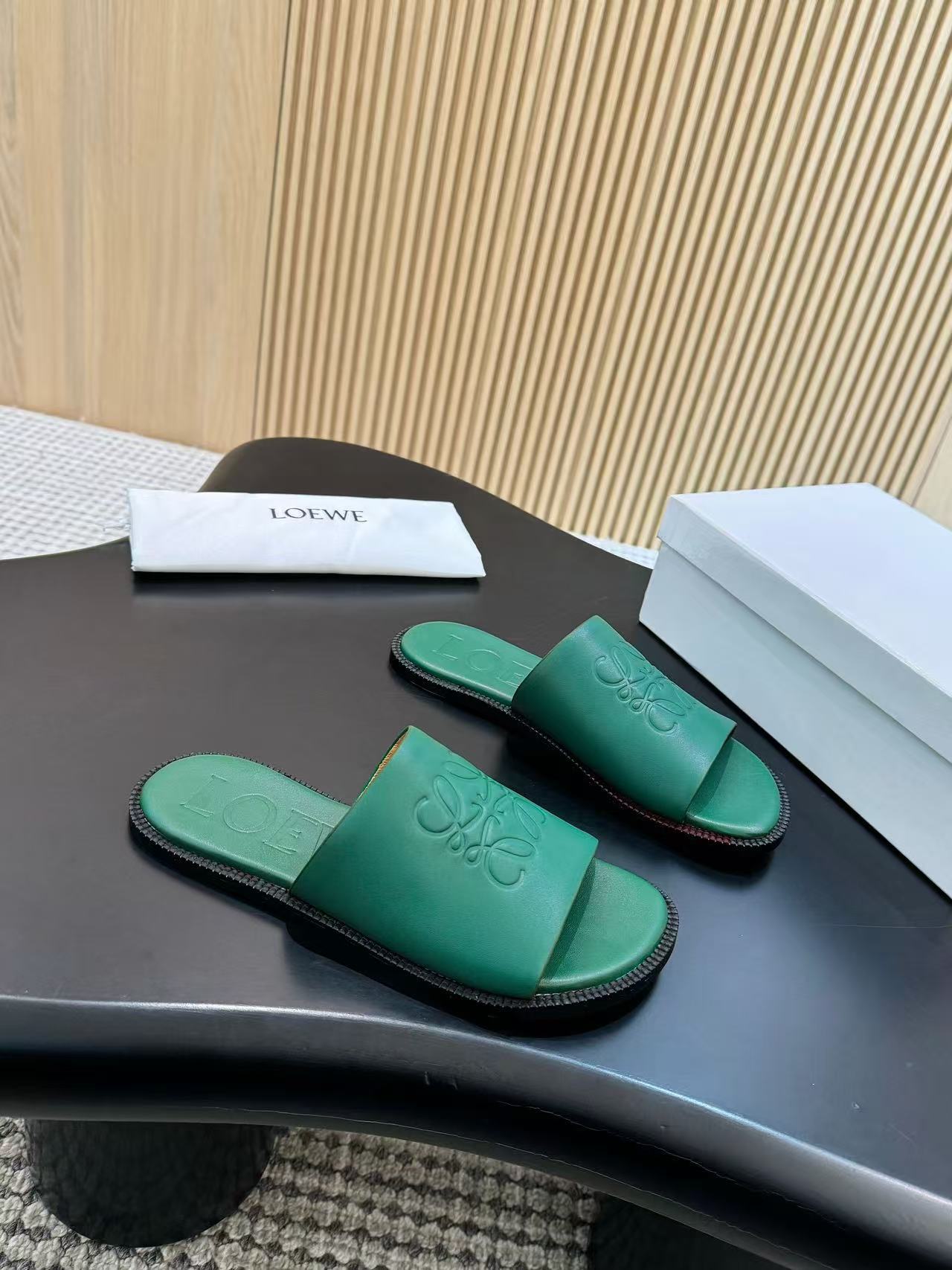 Loewe フレックス アナグラム スライド（ソフトカーフ）