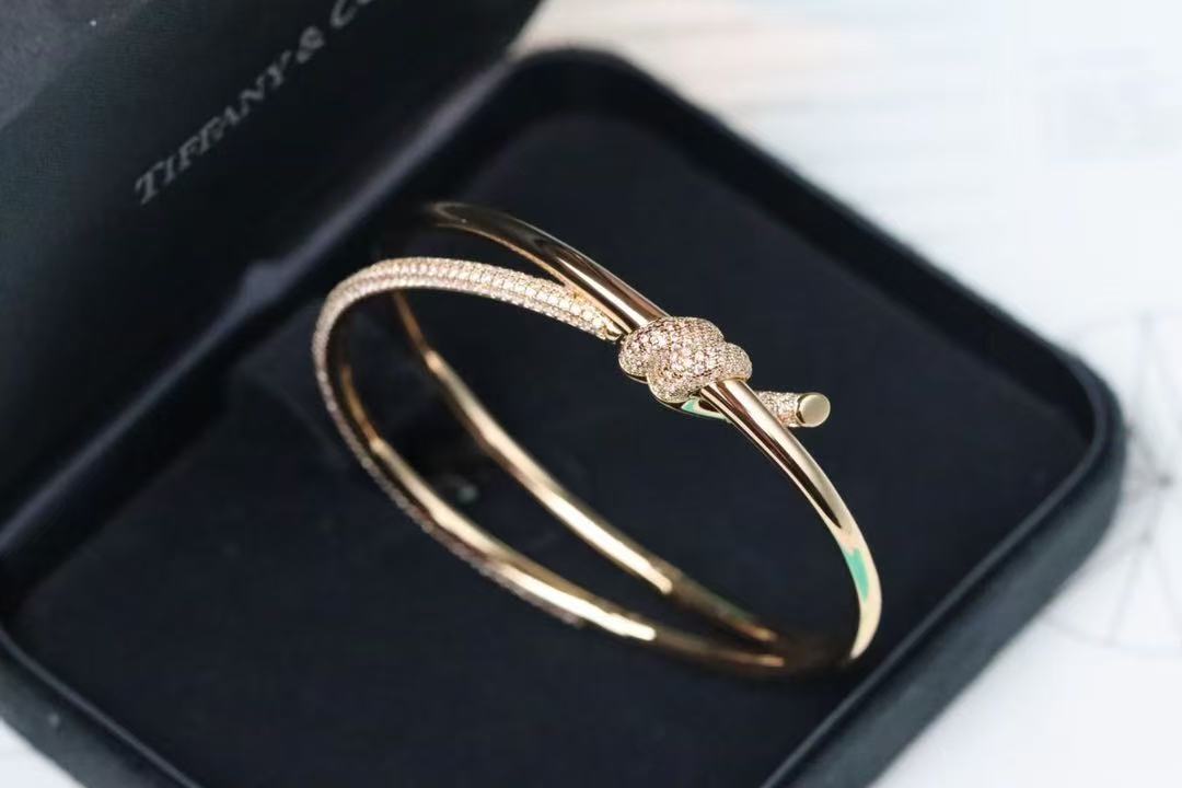 ティファニー ノット ダブル ロウ ヒンジ バングル イエローゴールドにダイヤモンドをセッティング