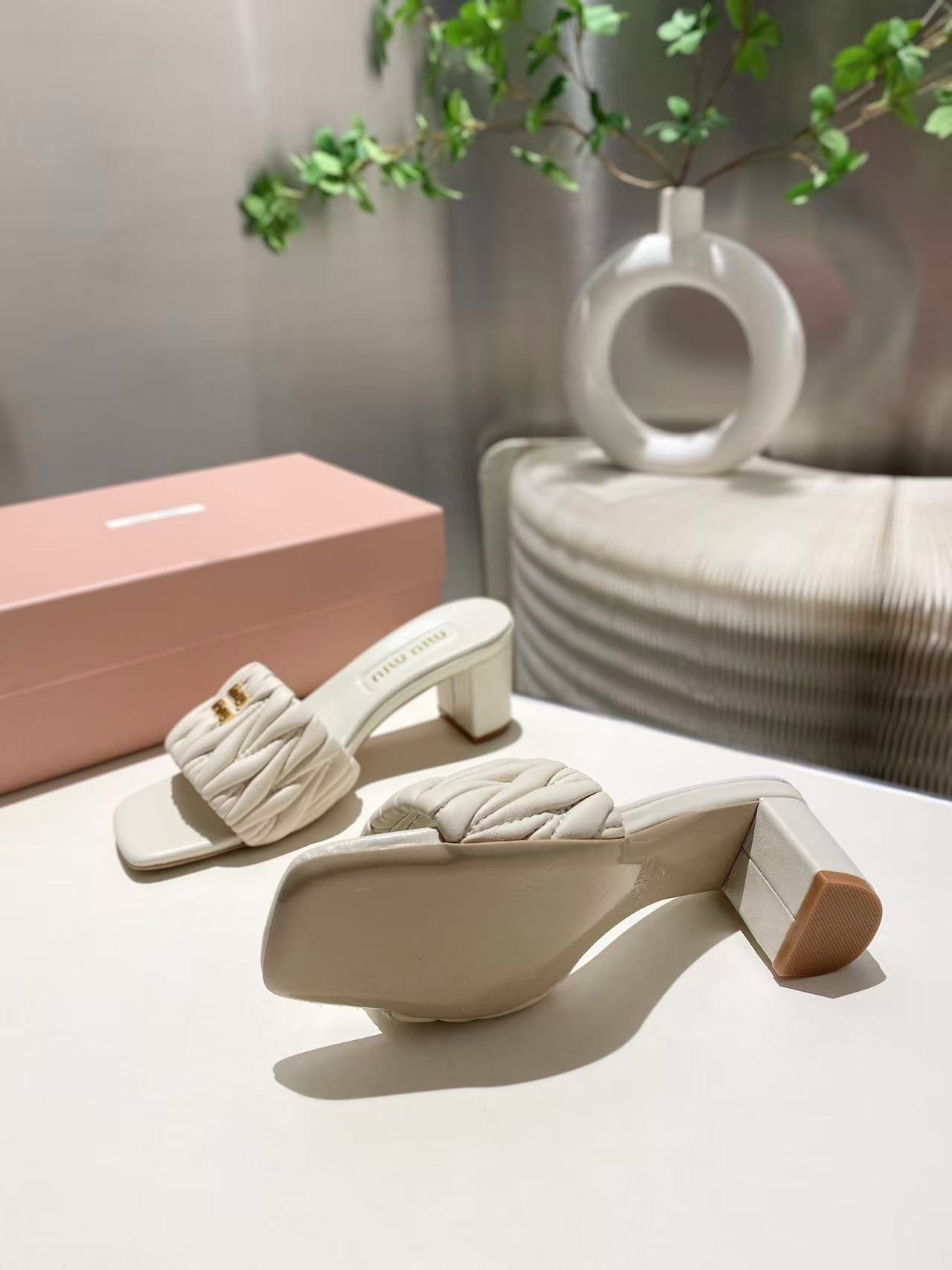 miumiu マテラッセレザー スライドサンダル