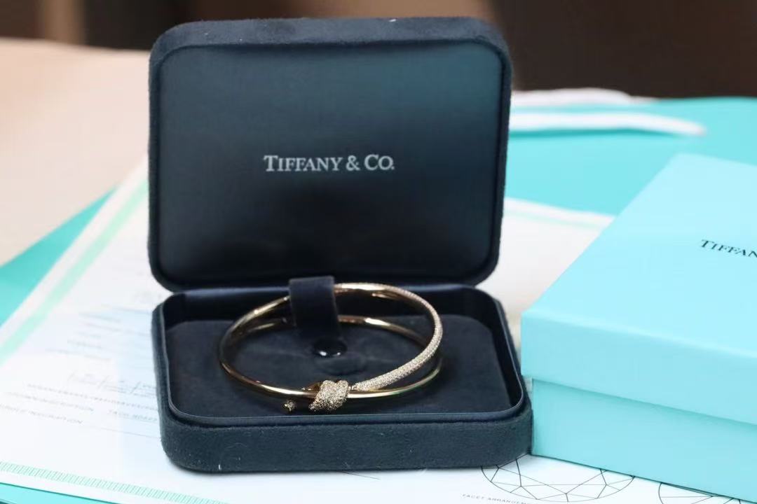 ティファニー ノット ダブル ロウ ヒンジ バングル イエローゴールドにダイヤモンドをセッティング