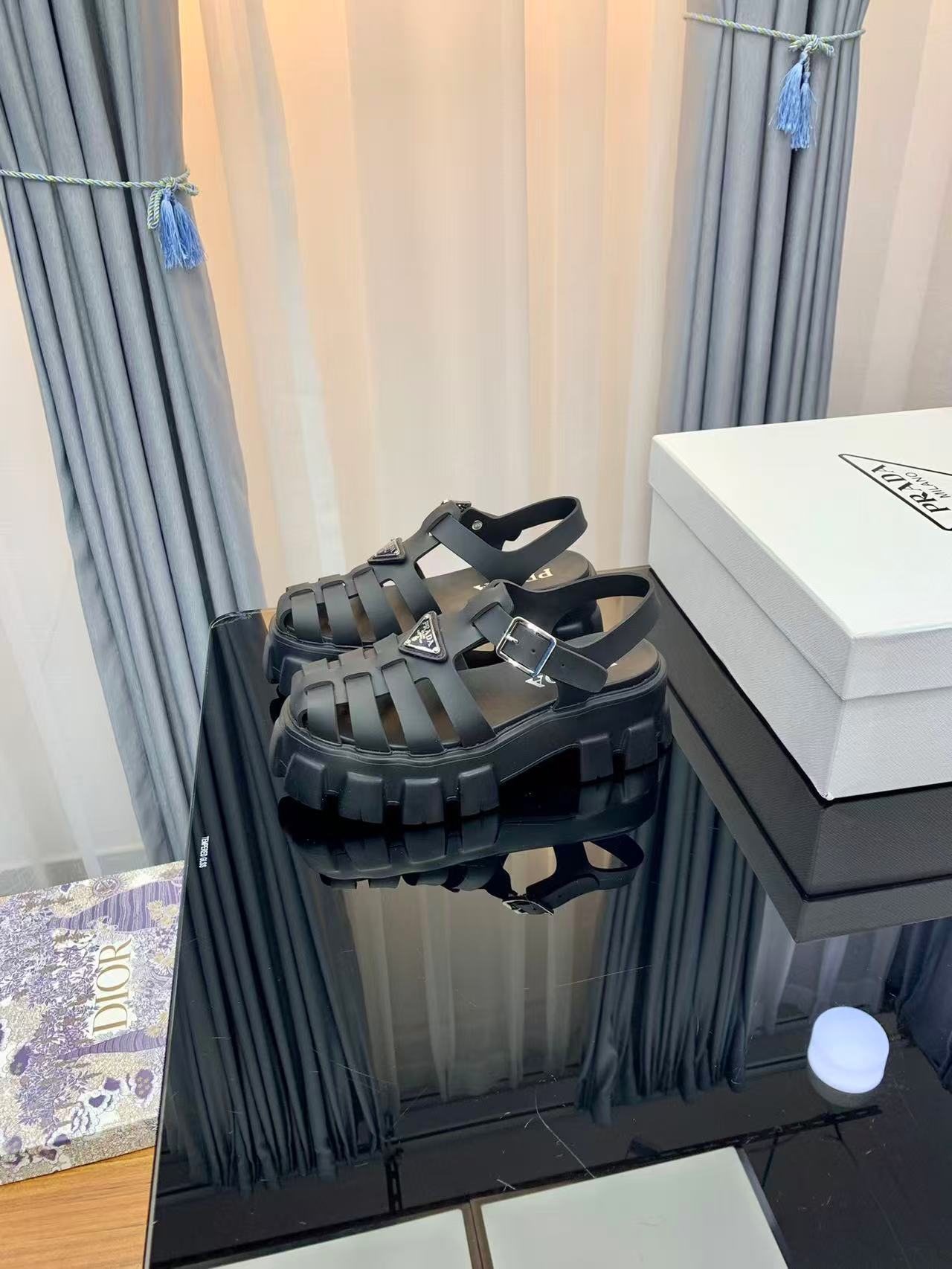 Prada プラダ モノリス ラバー サンダル