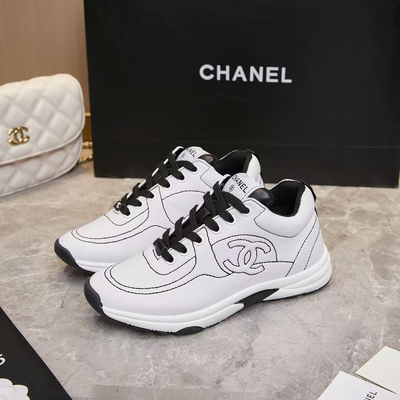 CHANEL 2024/25年 クルーズ コレクション ショー スニーカー