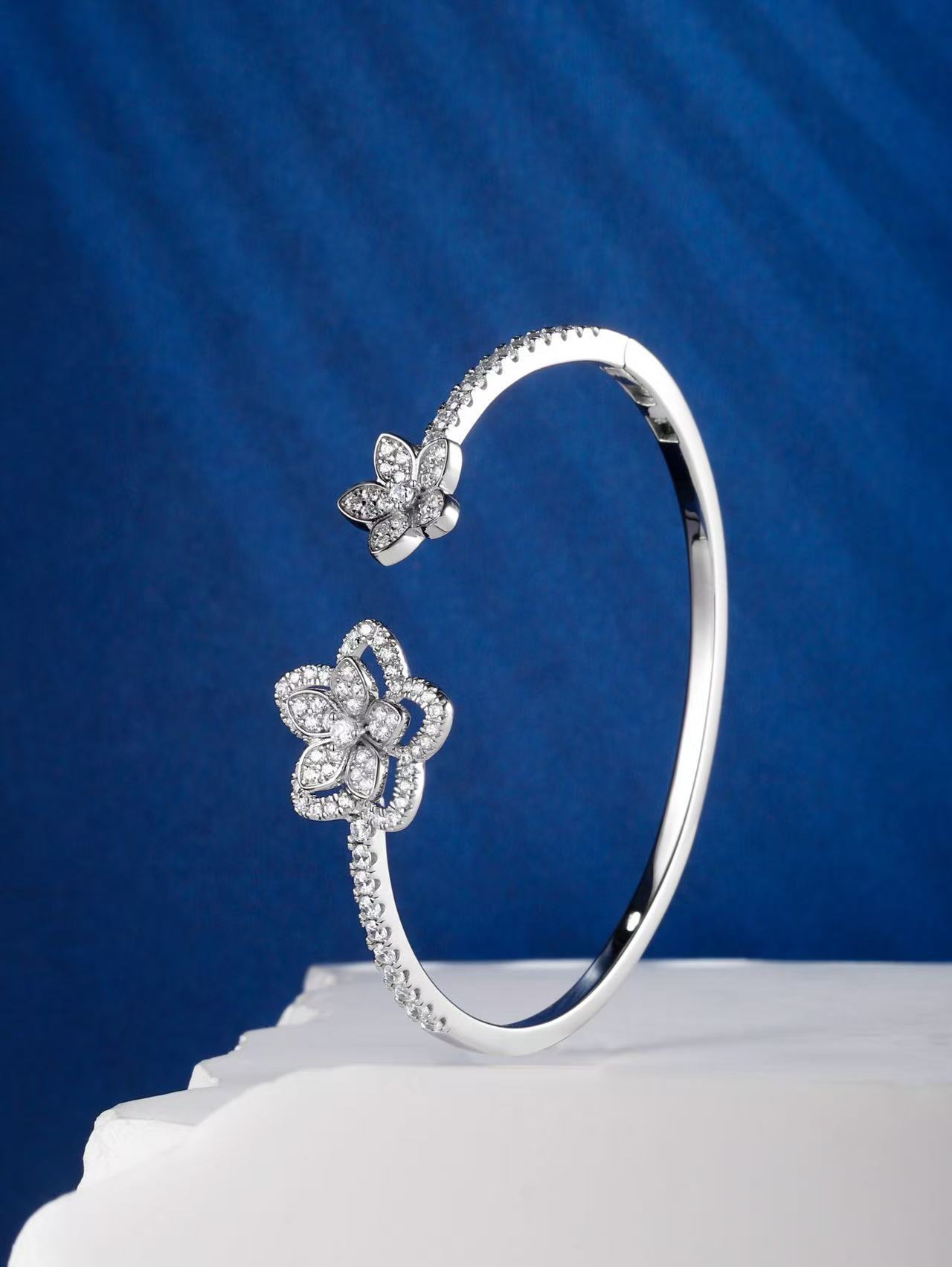 Graff ワイルドフラワー オープン ダイヤモンド バングル