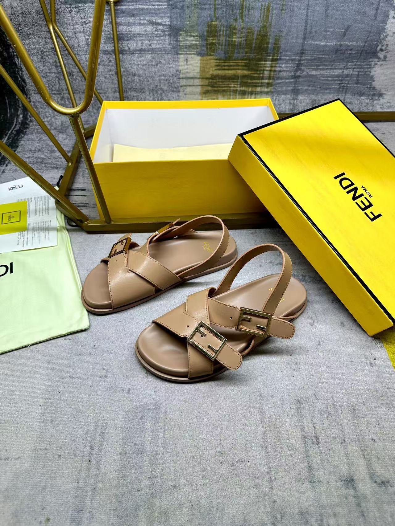 Fendi フェンディ フィール ベージュレザー スライド