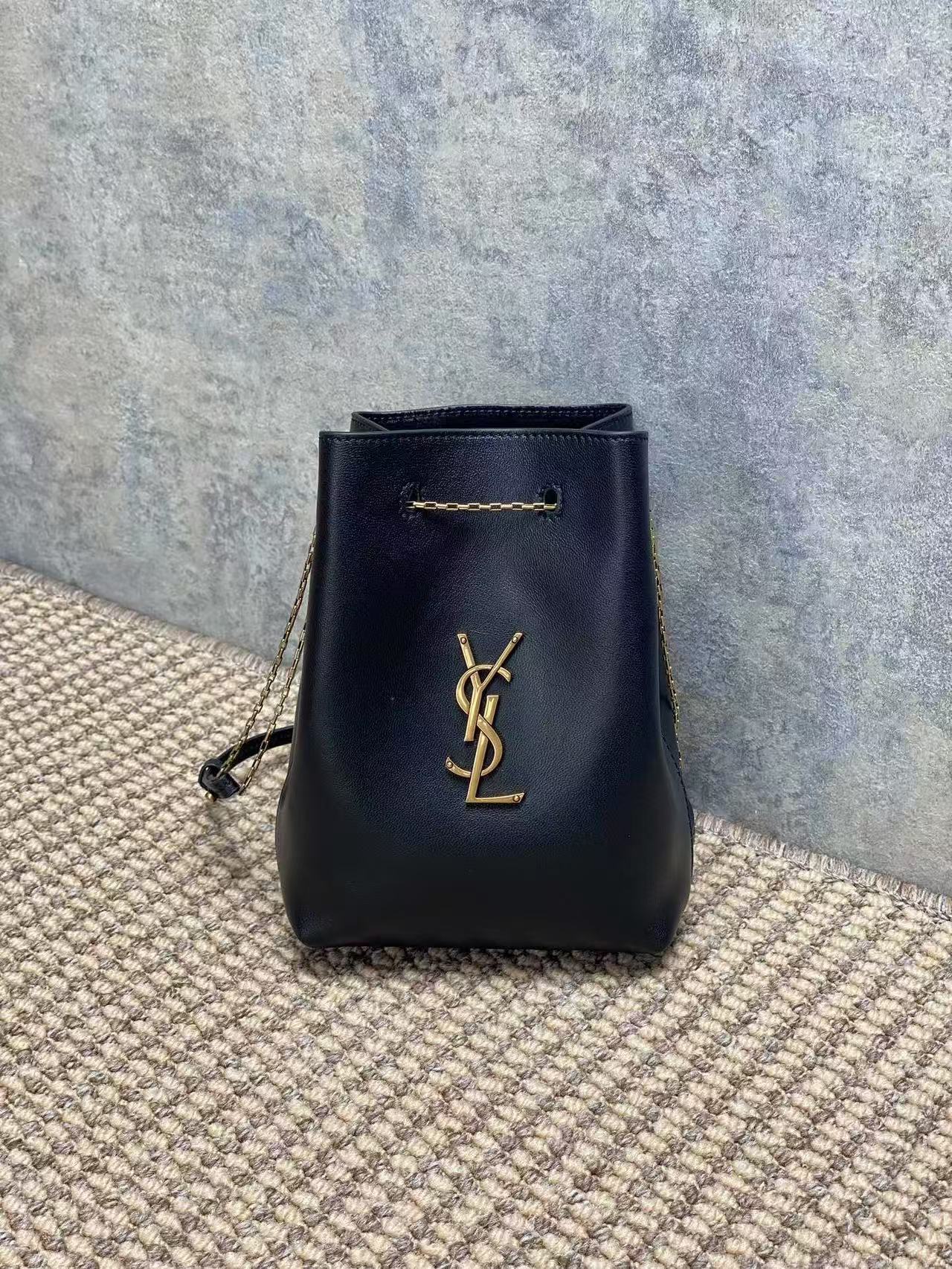 Saint Laurent サンローラン ポーチ（ラムスキン）