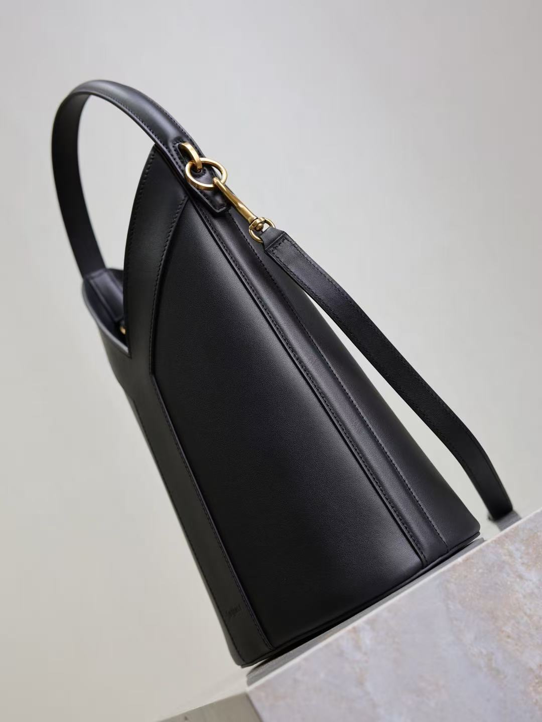 Saint Laurent サンローラン トップハンドル バケットバッグ（レザー）