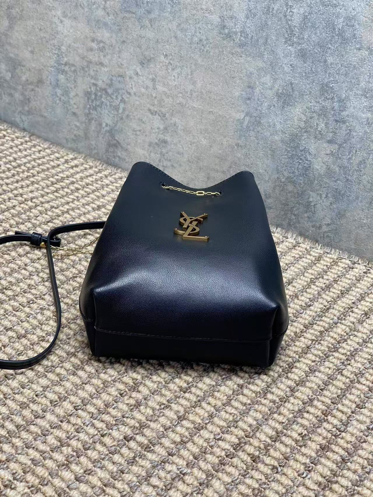 Saint Laurent サンローラン ポーチ（ラムスキン）