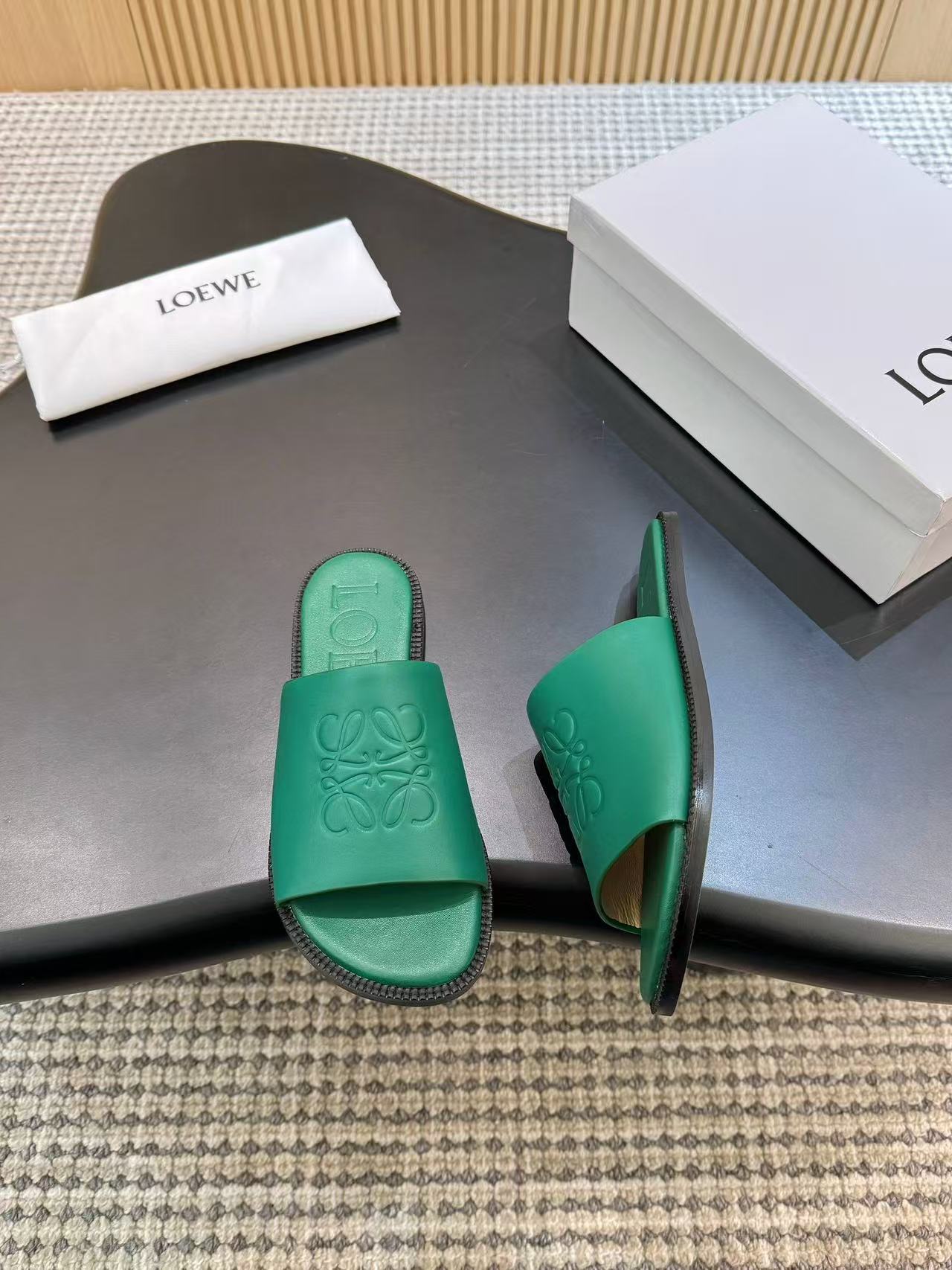 Loewe フレックス アナグラム スライド（ソフトカーフ）