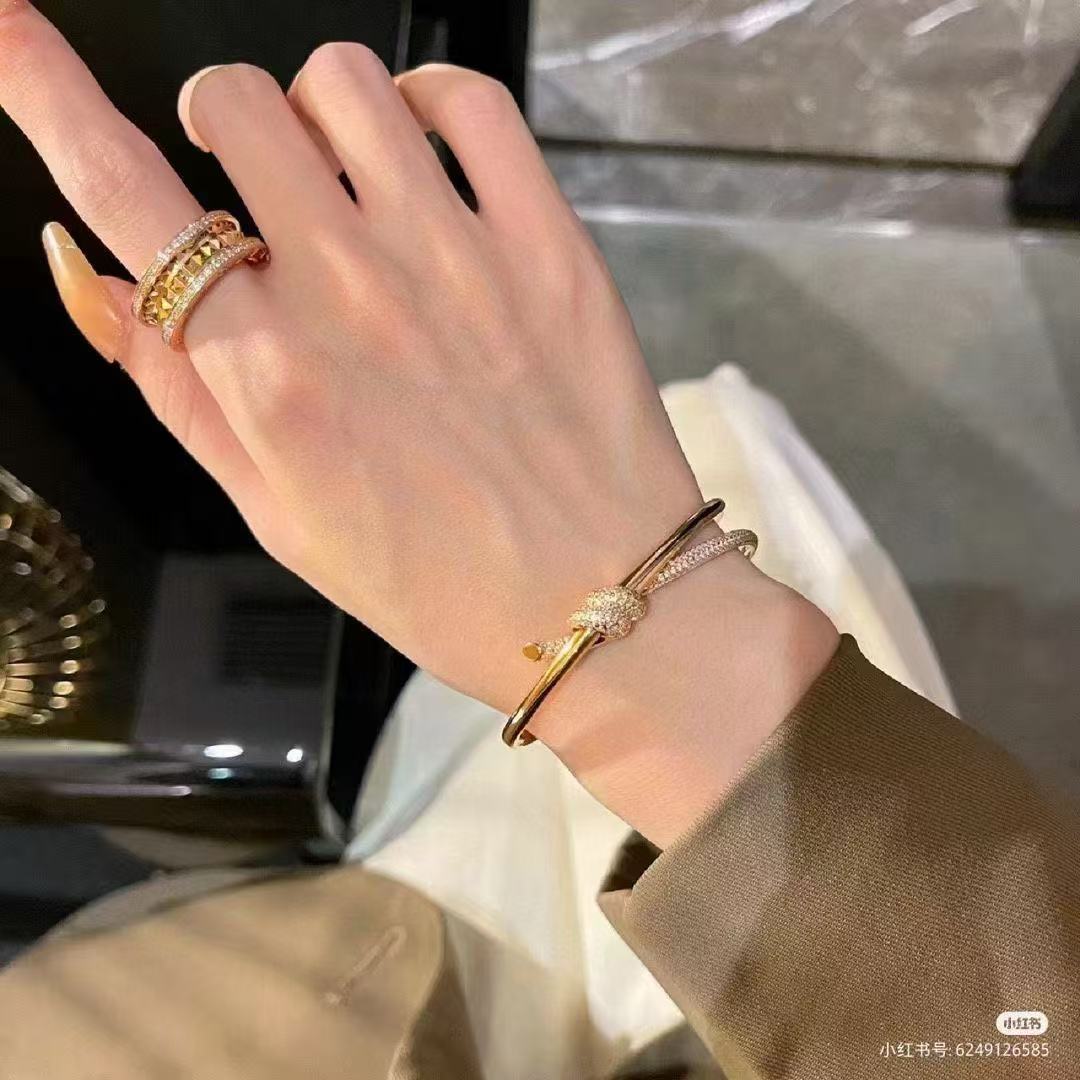 ティファニー ノット ダブル ロウ ヒンジ バングル イエローゴールドにダイヤモンドをセッティング