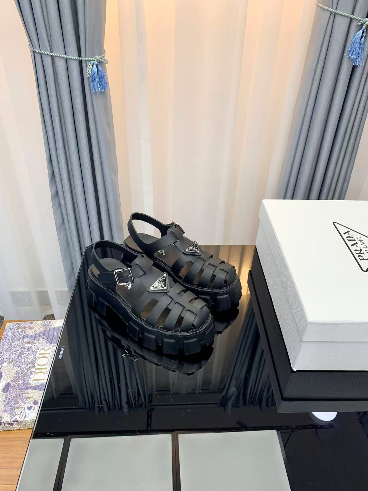 Prada プラダ モノリス ラバー サンダル