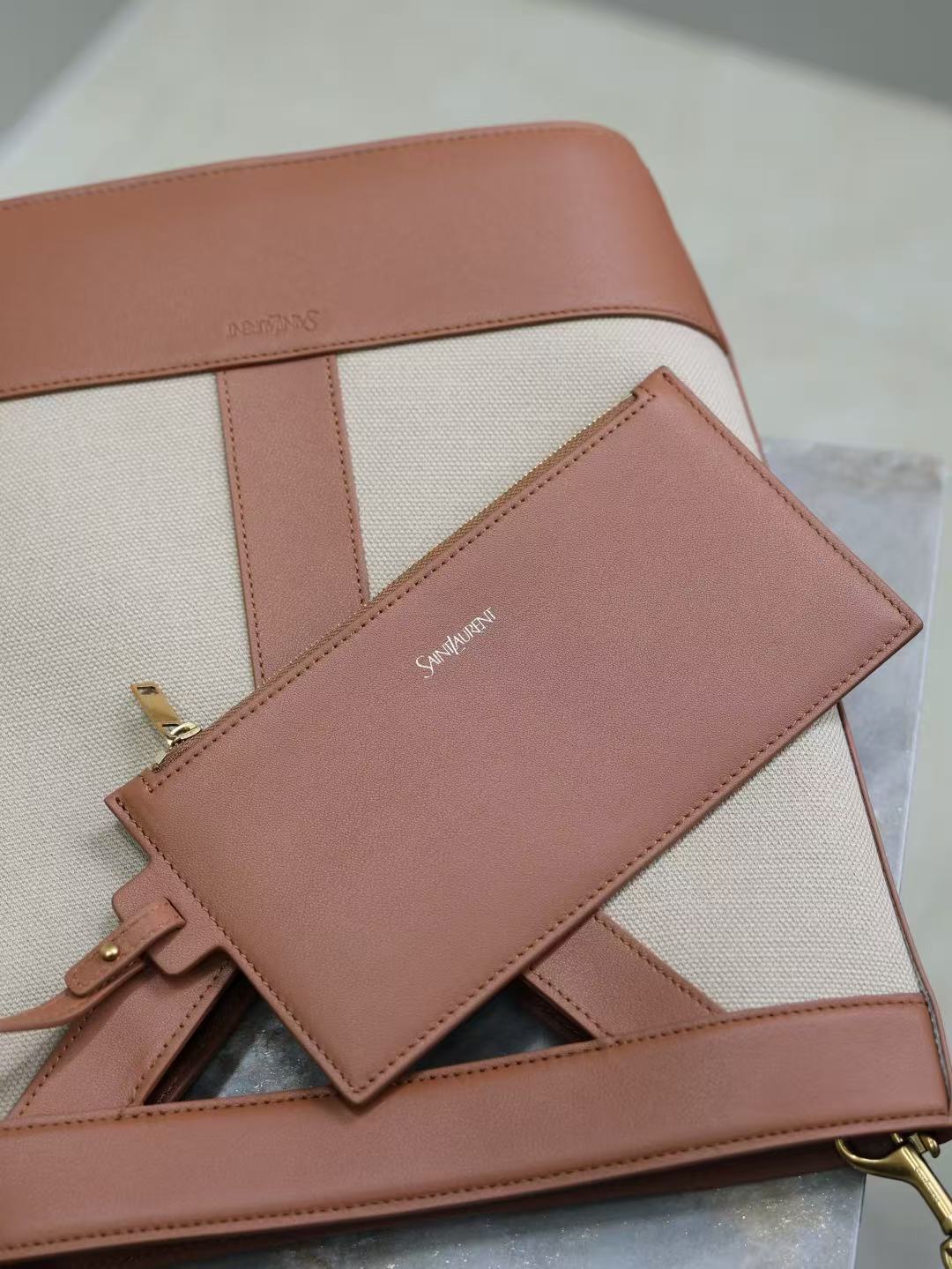 Saint Laurent サンローラン スモールバケット（キャンバス/レザー）