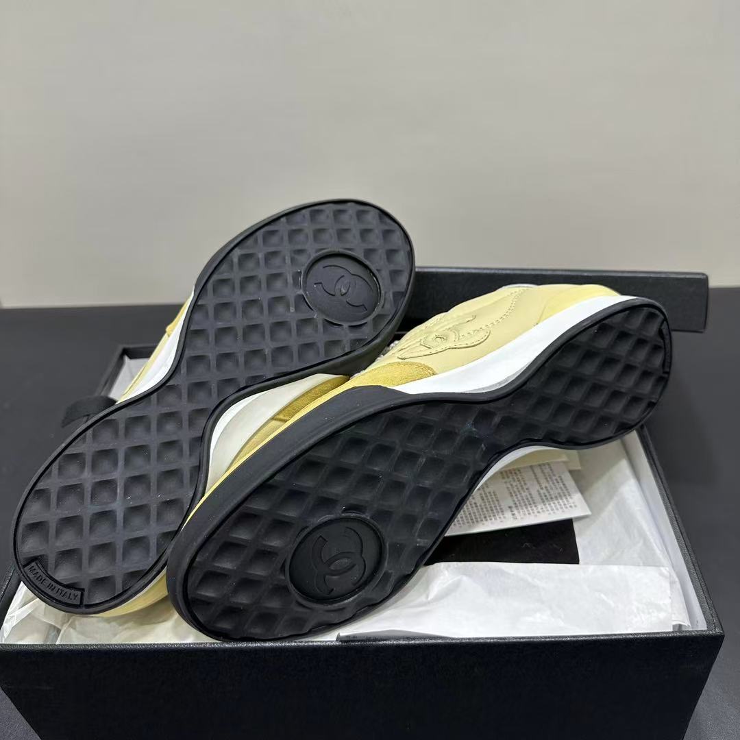 CHANEL シャイニー カーフスキン カーフスキン & スエード カーフスキン  ライトイエロー & ホワイト