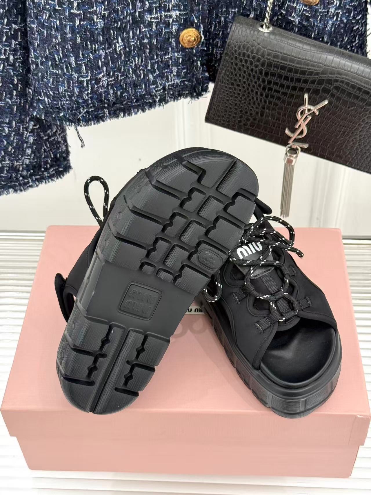 miumiu チャンキー ネオプレン サンダル