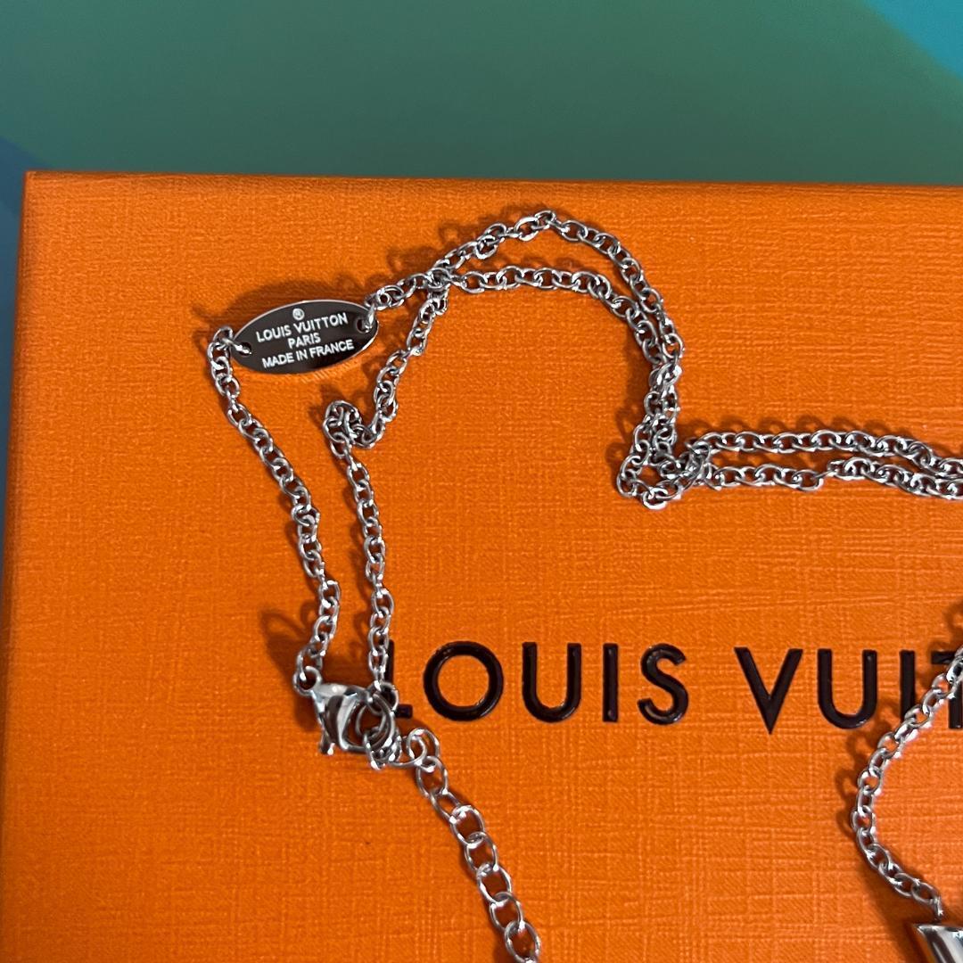 ルイ・ヴィトン ネックレス エッセンシャルV シルバー