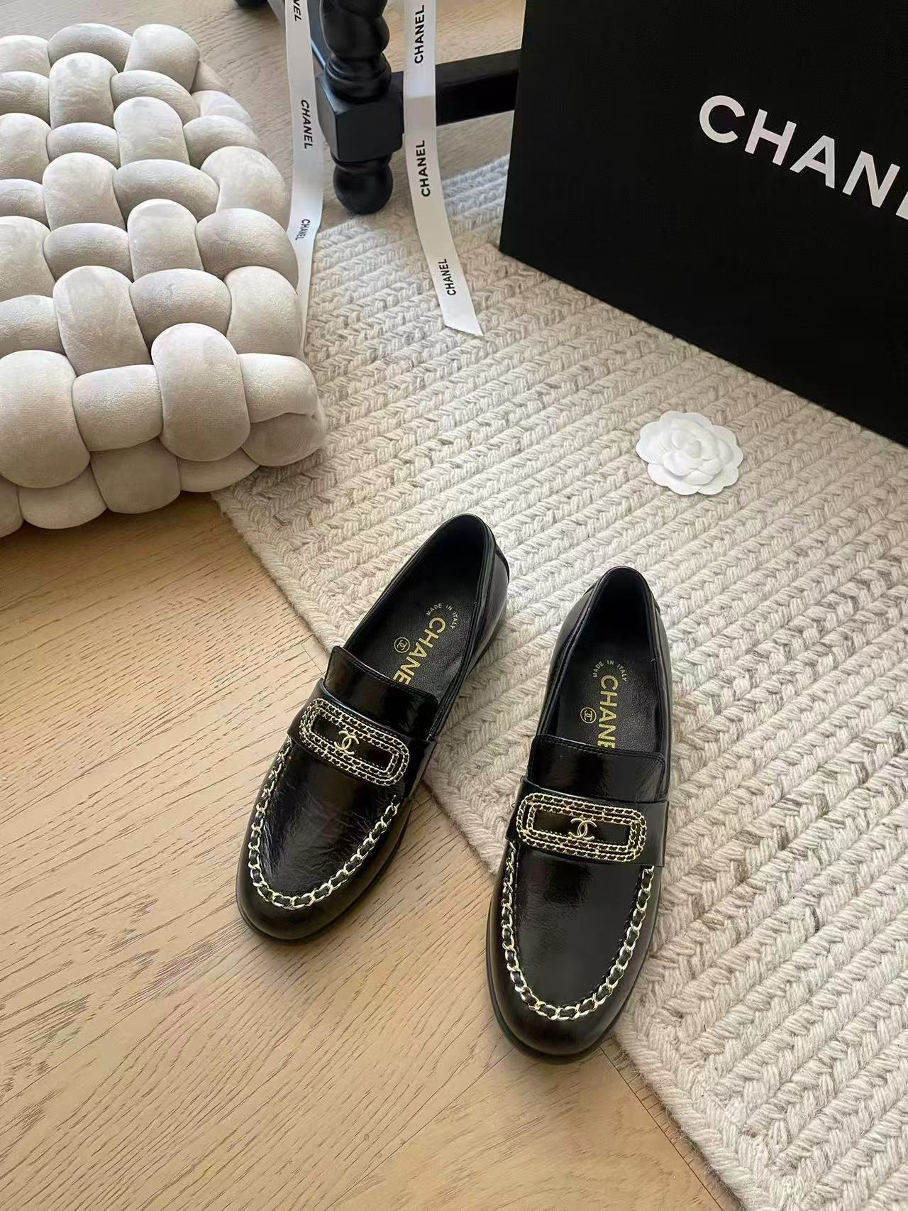 CHANEL 2024/25年 クルーズ コレクション ショー ローファー クランプル シャイニー ラムスキン  ブラック