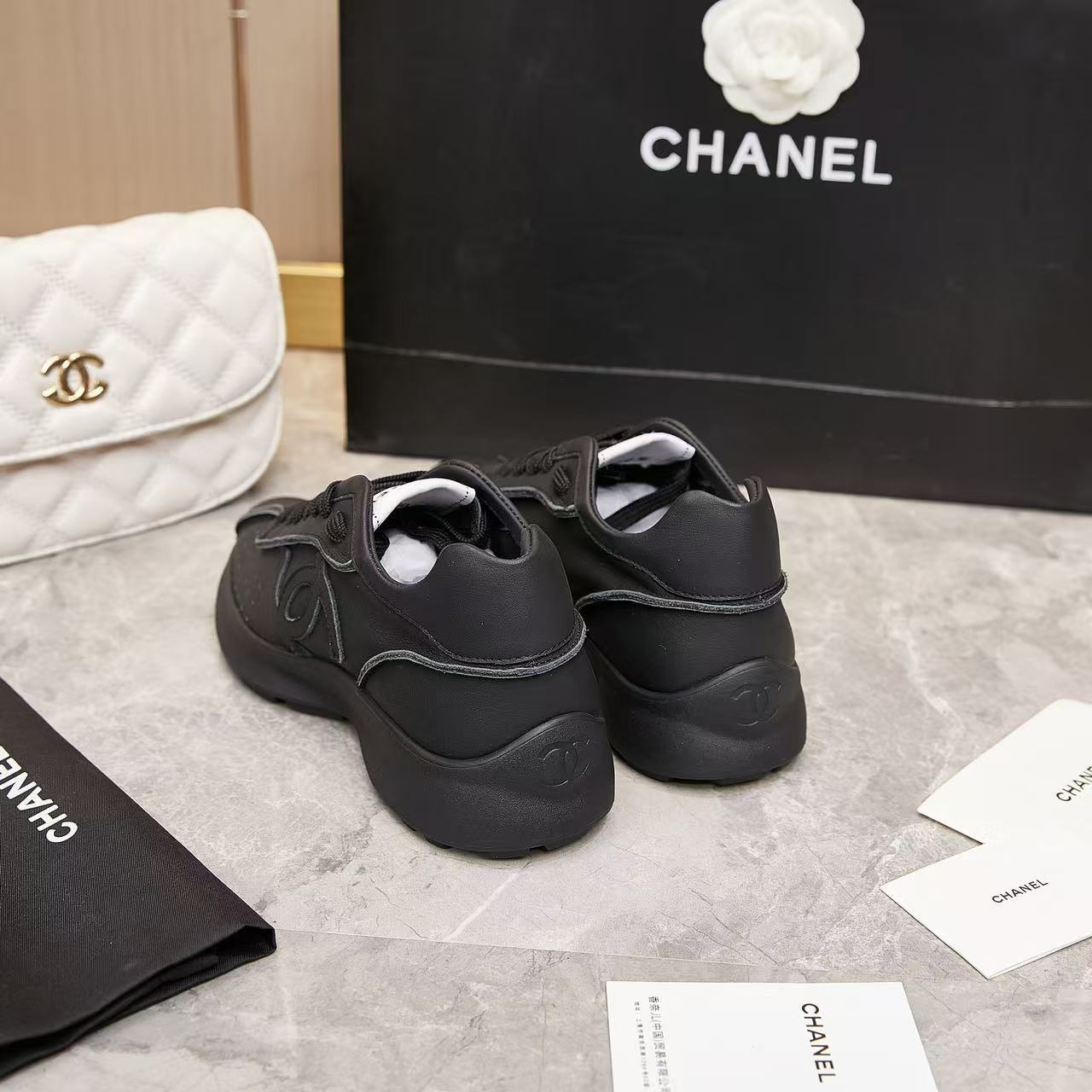 CHANEL 2024/25年 クルーズ コレクション ショー  スニーカー