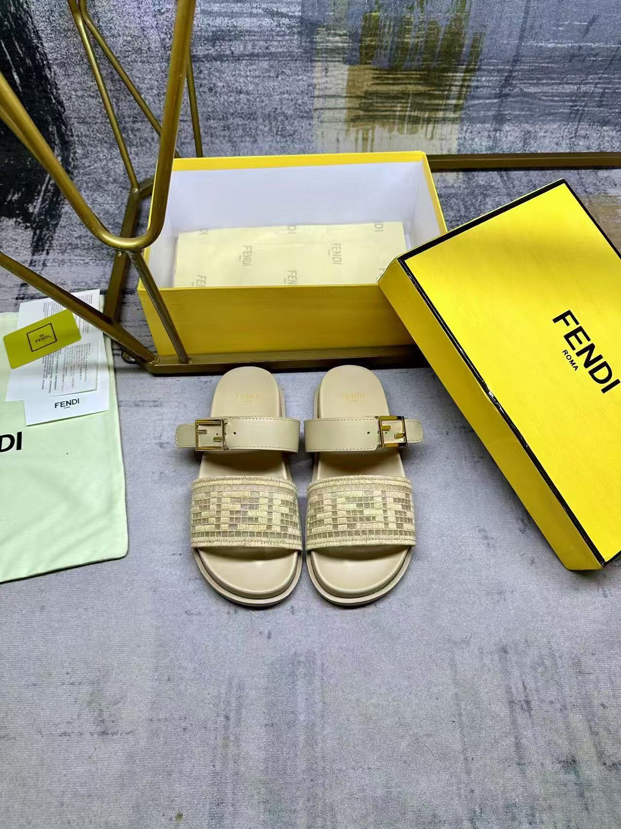 Fendi フェンディ フィール メッシュサンダル ラフィアヤシ製FF刺繍入り