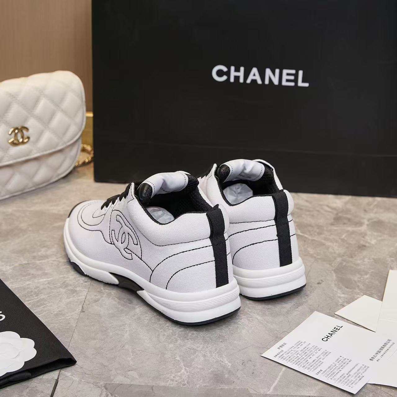 CHANEL 2024/25年 クルーズ コレクション ショー スニーカー