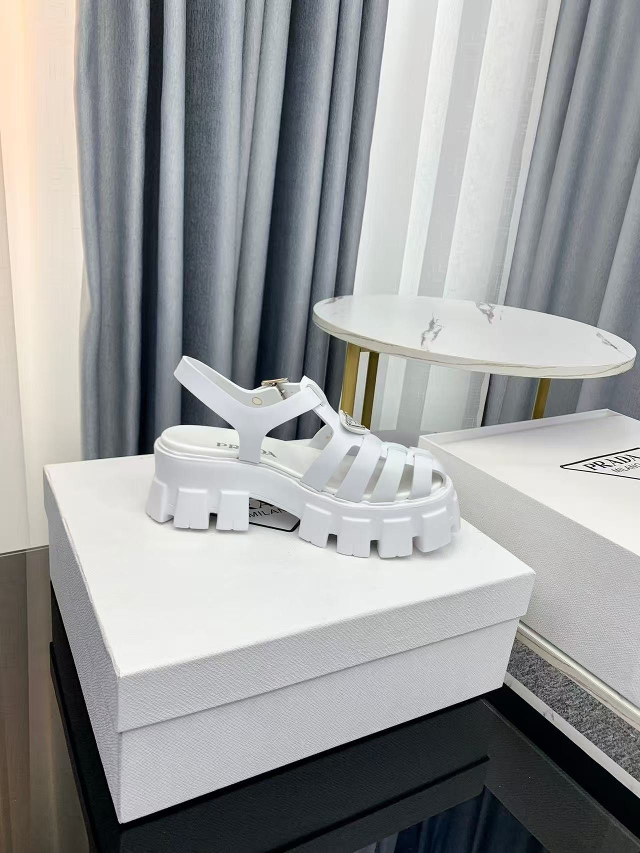 Prada プラダ モノリス ラバー サンダル