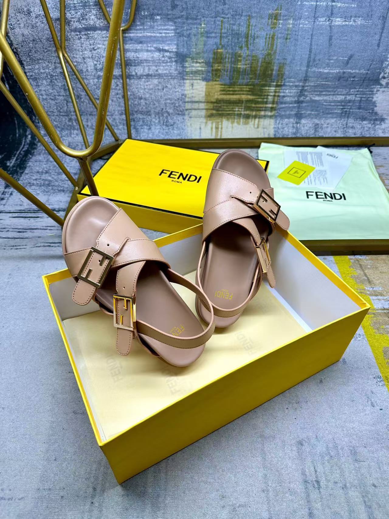 Fendi フェンディ フィール ベージュレザー スライド