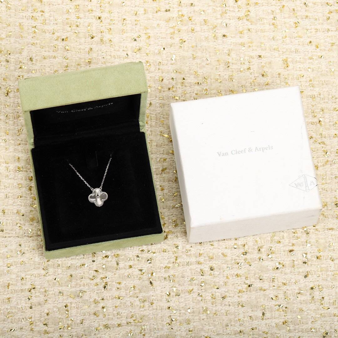 ヴィンテージ アルハンブラ ペンダント ホワイトゴールド