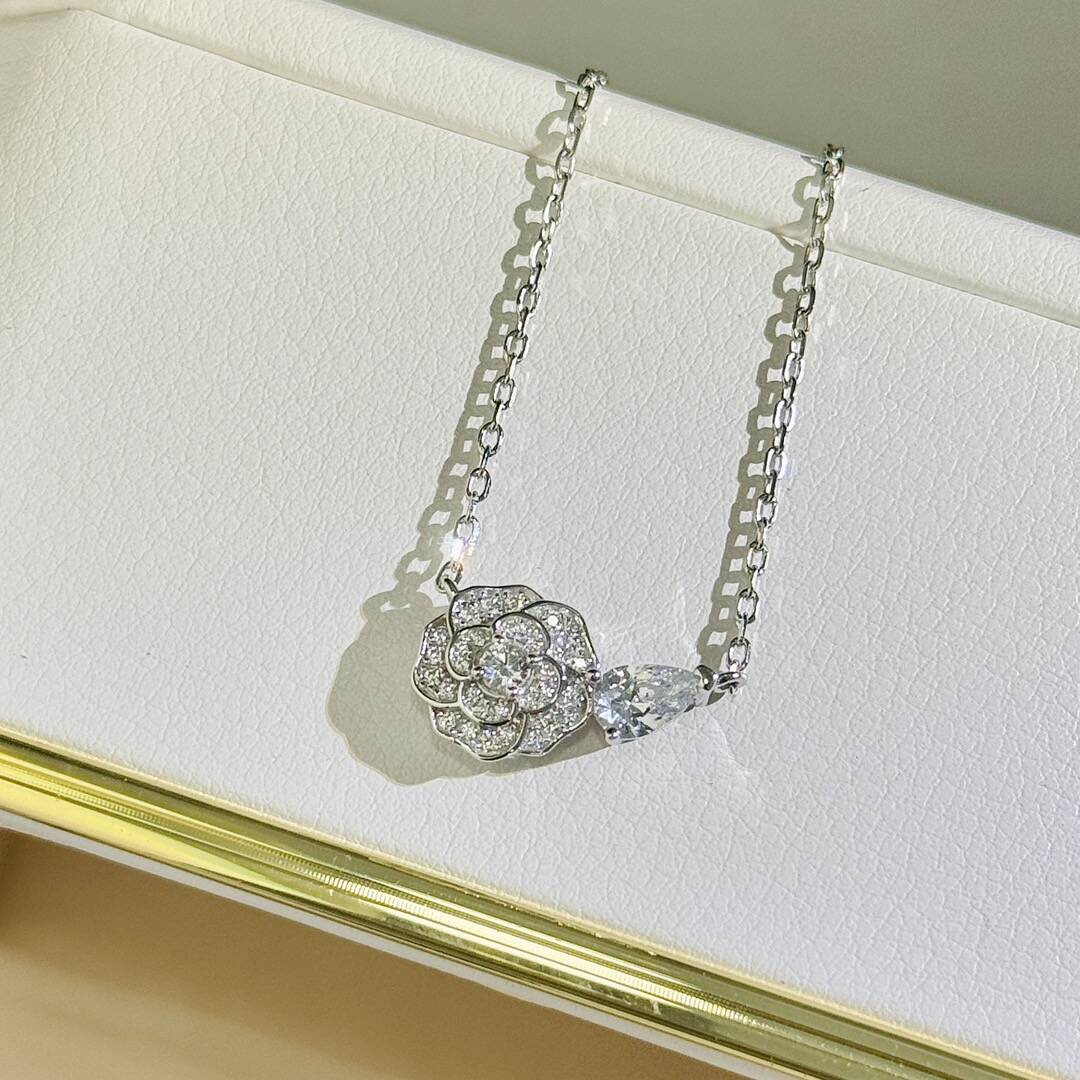 カメリア コレクション ネックレス 18Kホワイトゴールド、ダイヤモンド