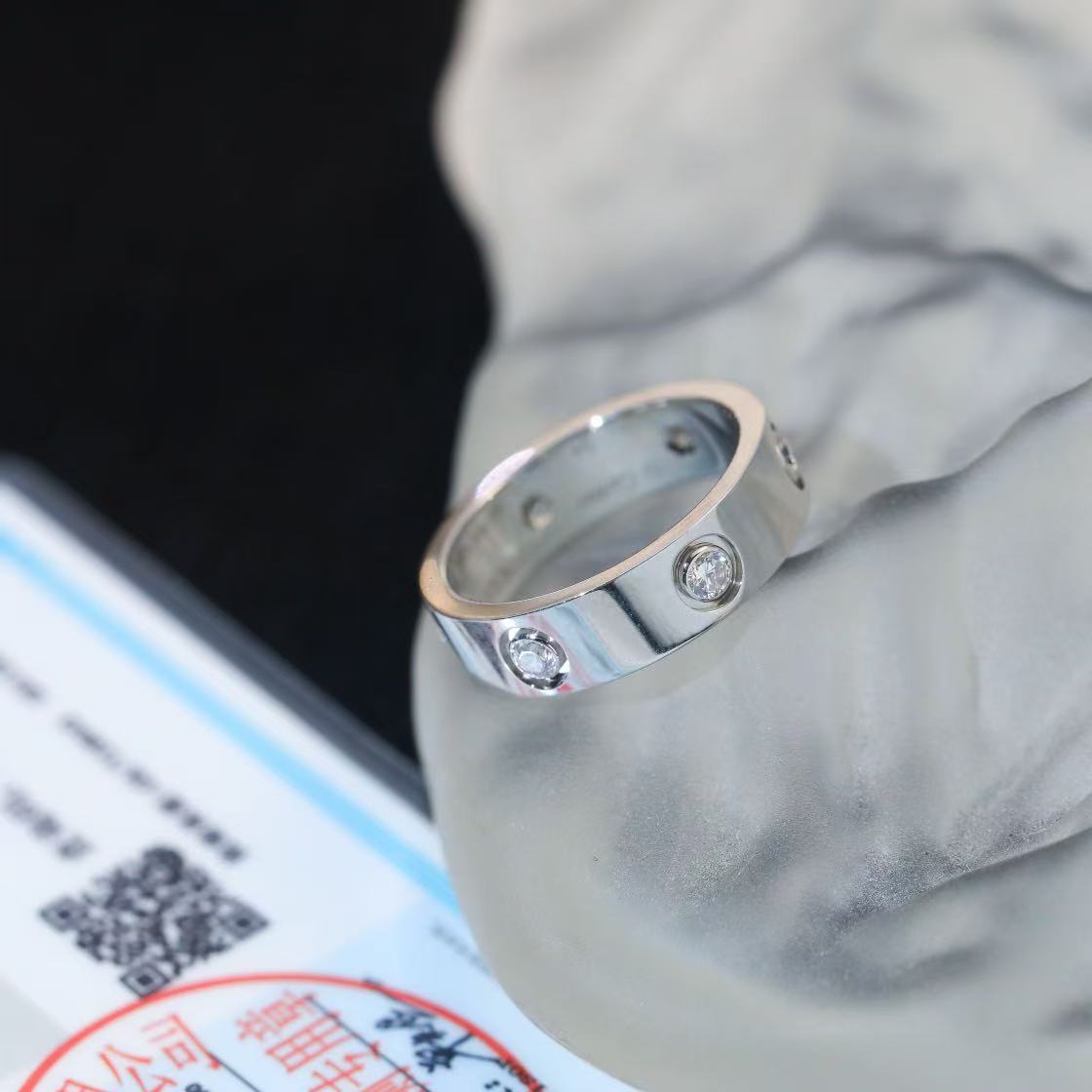 Cartier Love リング、スモールモデル、ダイヤモンド8石