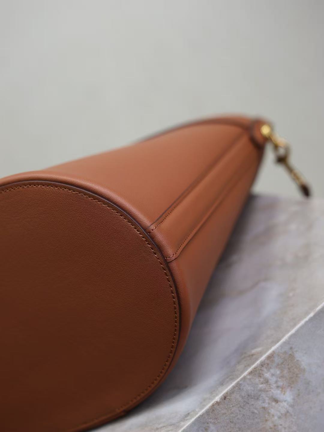  Saint Laurent サンローラン トップハンドル バケットバッグ（レザー）